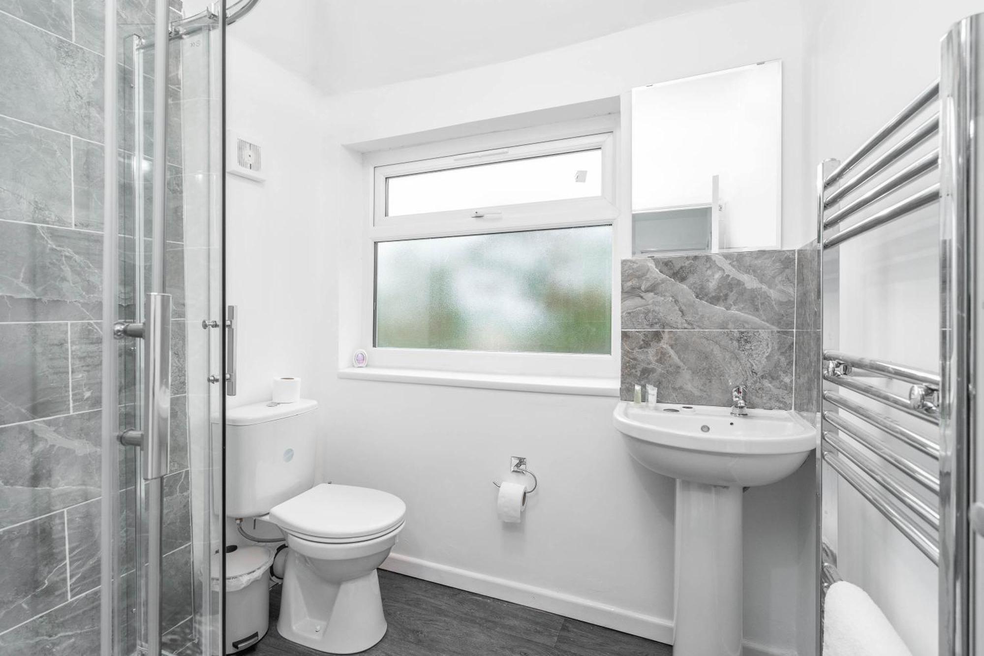 4 Bedroom House - Accommodates 7 - Garden - Parking - Netflix - Wifi - 559T Бирмингам Екстериор снимка